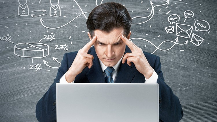 Người đàn ông tập trung trước màn hình máy tính